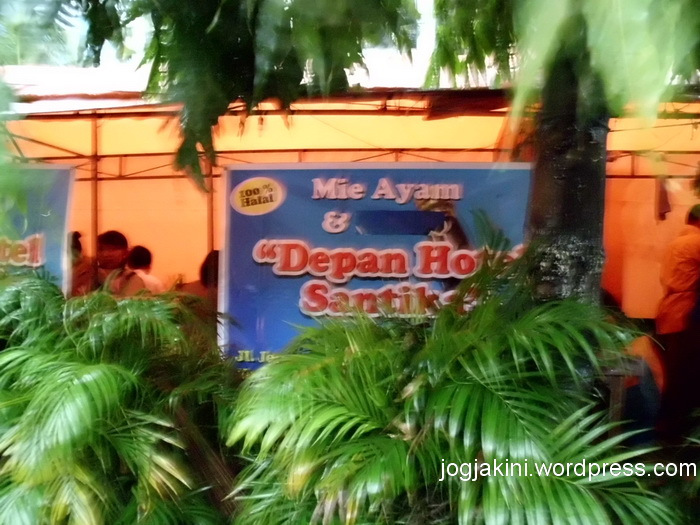 Mie Ayam Santika terletak di trotoar pinggir jalan depan Santika Hotel Jogja